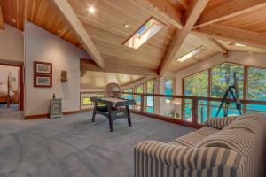 Πισίνα στο ή κοντά στο Rubicon Bay Lakefront by Tahoe Getaways - 4BR with Bonus Room, Private Pier, Buoy & Beach Access
