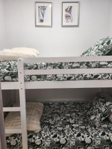 En eller flere senge i et værelse på NIEVELUXURY sierra nevada + 10 billeder