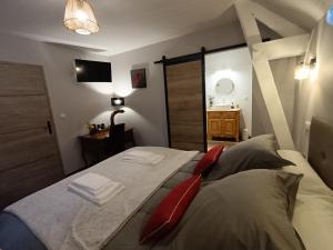 Llit o llits en una habitació de Chambres d'hôtes BELLE-VUE -Vue sur château