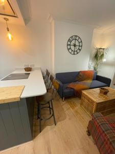 Ruang duduk di Beadles Cottage Lux Family Haven