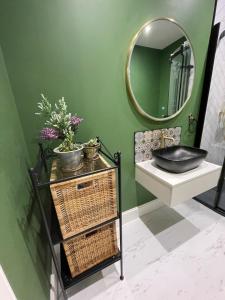 Bilik mandi di Beadles Cottage Lux Family Haven