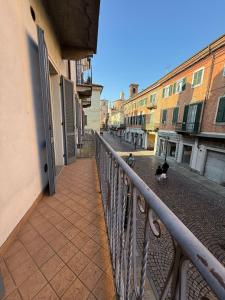 a cat sitting on a balcony of a building at Incentro a Chivasso in Chivasso
