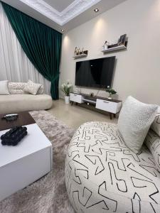 a living room with a couch and a tv at فيلا في مدينتي in Madinaty