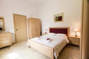 מיטה או מיטות בחדר ב-Agarathos Traditional Rooms - Pool - Kaliviani -On the road to Balos