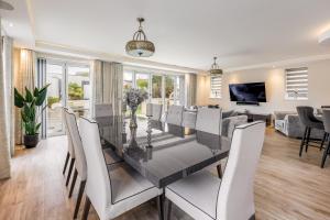 TV/trung tâm giải trí tại Luxury 5 bedroom House-Large Swim Spa & Sea Views! Hosted by Amar Luxury Stays