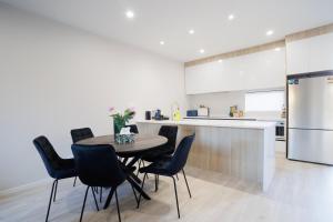 Η κουζίνα ή μικρή κουζίνα στο Zen Style 3 bedrooms near School, shop and Eateries