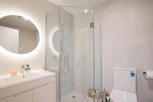 Ένα μπάνιο στο Zen Style 3 bedrooms near School, shop and Eateries +50 φωτογραφίες