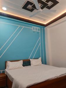 Una cama o camas en una habitación de S K B home stay