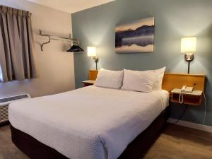 Postel nebo postele na pokoji v ubytování Fireweed Motel