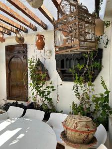 Habitación con mesa, sillas y jaula para aves. en Room 3 Riad Khadija With Breakfast, en Rabat