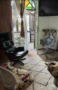 una sala de estar con un sofá y una silla en Room 3 Riad Khadija With Breakfast, en Rabat