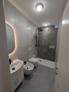 Un baño con dos lavabos, un inodoro y una ducha. en Home Away From Home, en Verona 28 fotos más