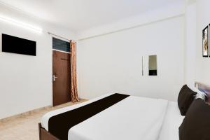 TV a/nebo společenská místnost v ubytování HOTEL O RAJ STAY + 16 fotografií