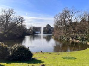 a pond with a fountain in front of a building at RAUM2GO - NO3 stylisches studio KURPARK & CITY in Wiesbaden