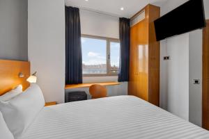 a hotel room with a bed and a window at B&B HOTEL Barcelona Mollet Porta de Gallecs in Mollet del Vallès +83 photos