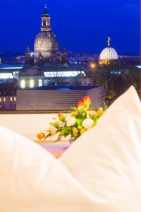 un ramo de flores sentado en la parte superior de un edificio en Hotel Am Terrassenufer en Dresden