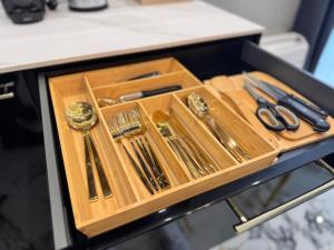 bandeja de madera con utensilios sobre una mesa en Luxury Apartment with Parking Just Steps from the Beach in the Heart of Burgas!, en Burgas
