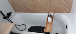 Pokój z białą lodówką i drewnianym sufitem w obiekcie AnJa Apartment w mieście Sandomierz +34 zdjęcia