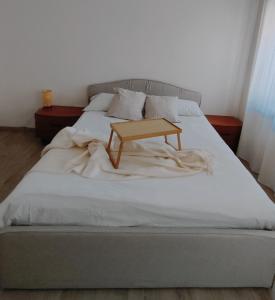 a bed with a wooden table on top of it at La Collina in Monteforte dʼAlpone