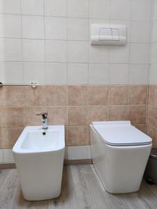 a bathroom with a toilet and a sink at La Collina in Monteforte dʼAlpone