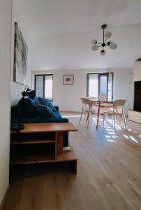 a living room with a couch and a table at La Collina in Monteforte dʼAlpone +6 photos