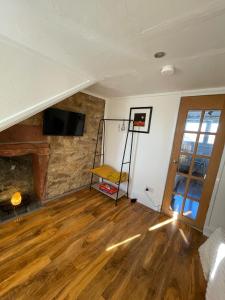 ラーグスにあるLargs Top Floor Flatの暖炉とはしご付きのリビングルーム
