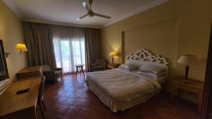 una camera d'albergo con un letto e una televisione di Hotel Suite In Jazz Sharm Dreams a Sharm El Sheikh