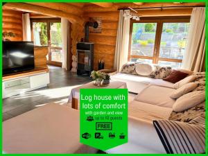 MălîncravBlockhaus Malmkrog with garden, bright rooms, and an open kitchen的小木屋拥有许多舒适设施,配有更好的家具和电视。