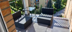 balkon z trzema schodami w budynku w obiekcie AnJa Apartment w mieście Sandomierz