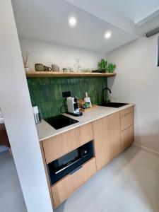 Kuchyň nebo kuchyňský kout v ubytování Dépendance de charme entre Disney et Paris