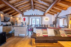 Una sala de estar con un sofá y una cocina. en Chalet Plan Devin, en Bourg-Saint-Maurice