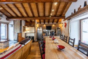 una sala de estar con una mesa larga y un sofá en Chalet Plan Devin, en Bourg-Saint-Maurice 29 fotos más