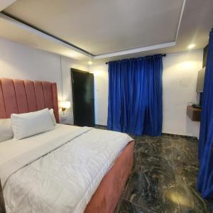 Postel nebo postele na pokoji v ubytování WELTONS Apartment BABA YUSUF