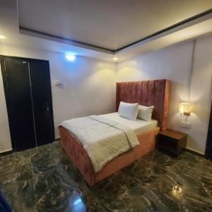 Ένα ή περισσότερα κρεβάτια σε δωμάτιο στο WELTONS Apartment BABA YUSUF