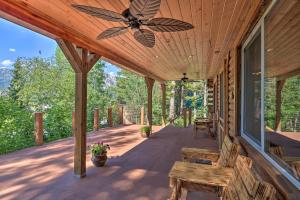 Balkon lub taras w obiekcie Alpine Adventures Cozy Log Cabin with Deck and Views!
