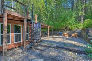 Ogród w obiekcie Alpine Adventures Cozy Log Cabin with Deck and Views!