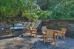 Zdjęcie z galerii obiektu Alpine Adventures Cozy Log Cabin with Deck and Views! w Alpine