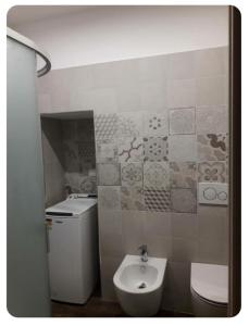 a small bathroom with a toilet and a sink at Casa Mangiafuoco in Vernante