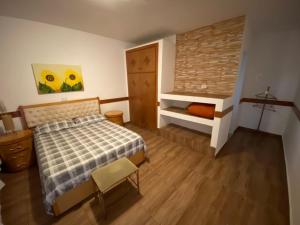 une chambre avec un lit et un mur de briques dans l'établissement Eduardos Park Hotel - Próximo ao Animália, à Cotia 45 autres photos