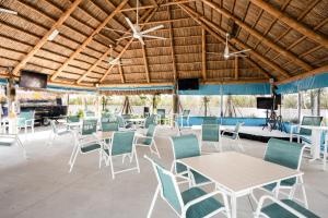 Ein Restaurant oder anderes Speiselokal in der Unterkunft Sugarloaf Key RV Resort & Cottages 
