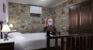 A bed or beds in a room at Klymeni Traditional Homes