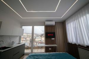 Un pat sau paturi într-o cameră la Lux Apartment Sara - Top Location & Stunning View +116 fotografii