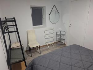 a bedroom with a bed and a mirror and a ladder at casa dia in Valdeganga