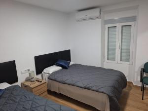 a bedroom with two beds and a window at casa dia in Valdeganga