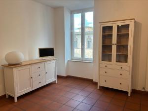 a room with a dresser with a television and a window at Casa Noah in Cave