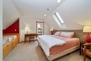 ein Schlafzimmer mit großem Bett und Fenster in der Unterkunft 3br Hot Tub Ocean Views & King Beds Near Beach in Nehalem