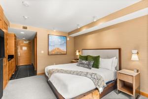 Postel nebo postele na pokoji v ubytování New! Luxury Resort Ski In Ski Out Studio