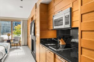 Kuchyň nebo kuchyňský kout v ubytování New! Luxury Resort Ski In Ski Out Studio