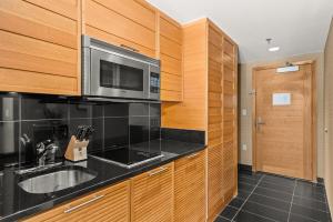 Kuchyň nebo kuchyňský kout v ubytování New! Luxury Resort Ski In Ski Out Studio + 2 fotografie