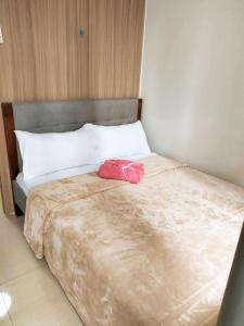 Cozy and Affordable Condo near MOA and Airport with Wifi 069房間的床
